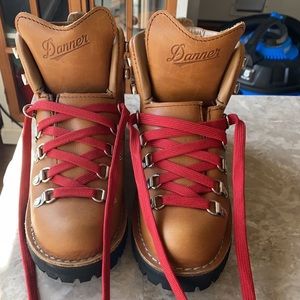 Danner Women’s Mountain Light Boots. Size 7.